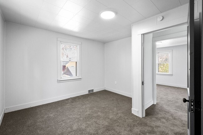 Building Photo - MOVE IN SPECIAL! SCORE HALF OFF 1ST MONTH'...