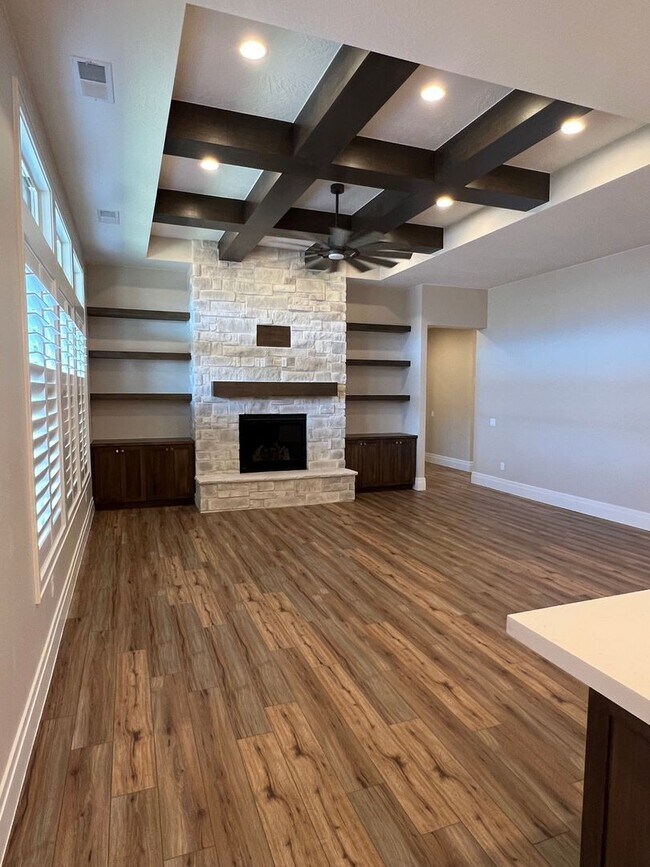 Building Photo - Beautiful 4 Bedroom, 4 Bathroom Home in Th...
