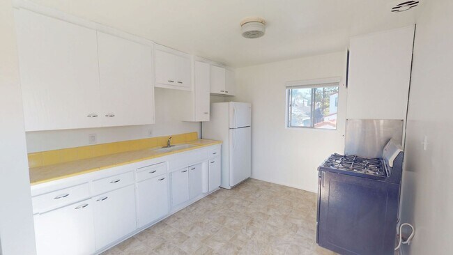 Building Photo - 855 C Ave