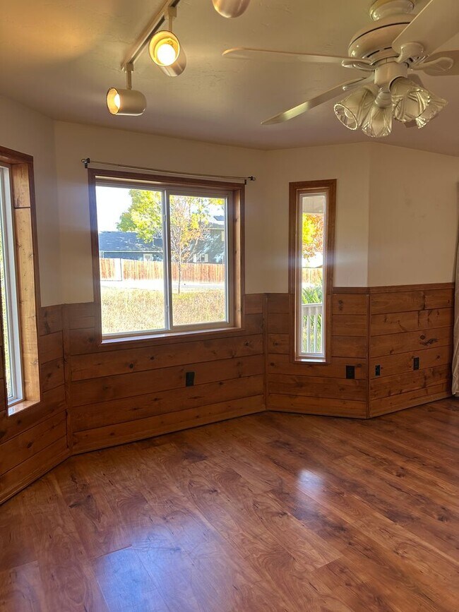 Building Photo - 850 Mountain View Dr