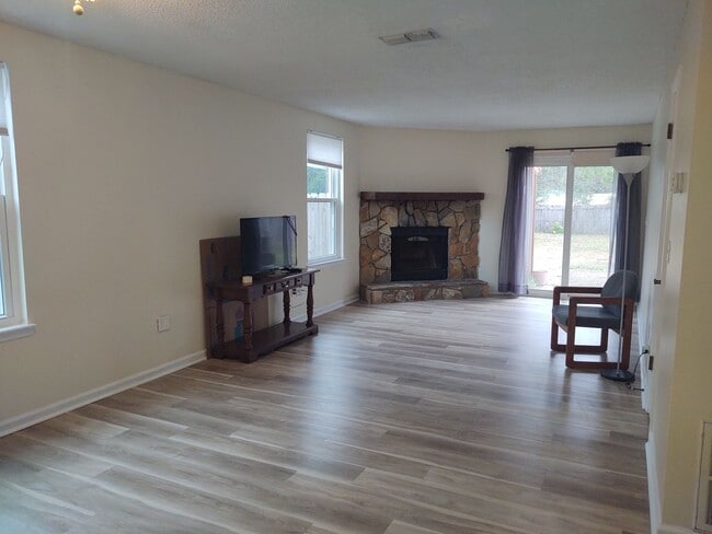 Building Photo - Charming 2 bedroom with enormous backyard.