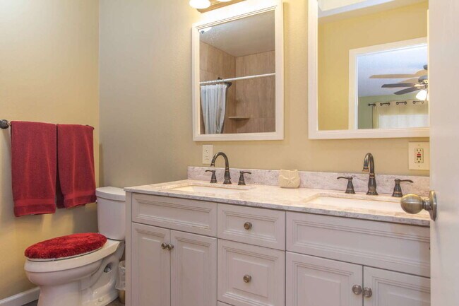 Building Photo - This tasteful decorated home features 3 be...