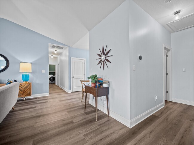 Building Photo - 239 Sailor St