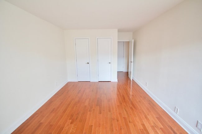 Building Photo - 200 W Kingsbridge Rd