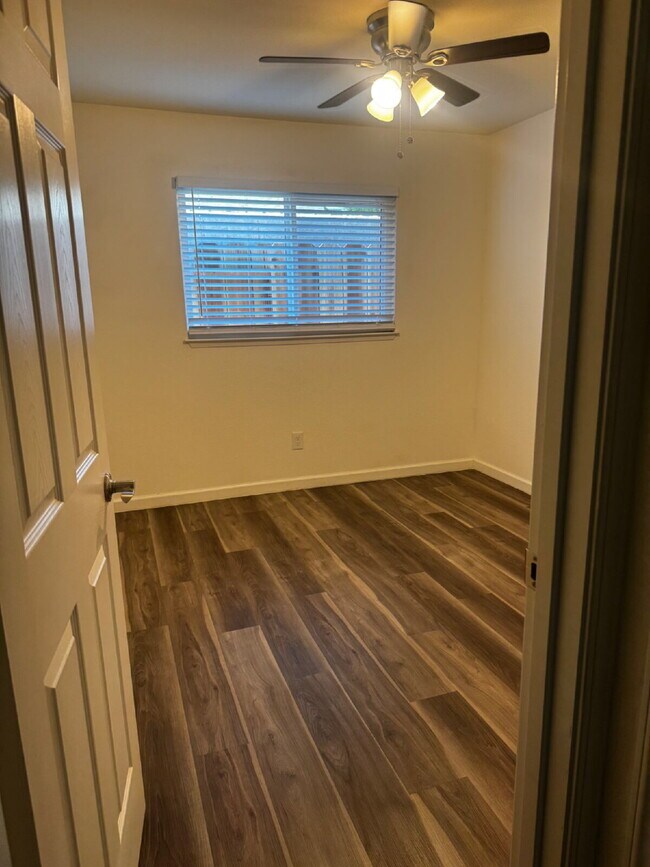 Building Photo - Charming 2-Bed, 2-Bath Haven in Merced!