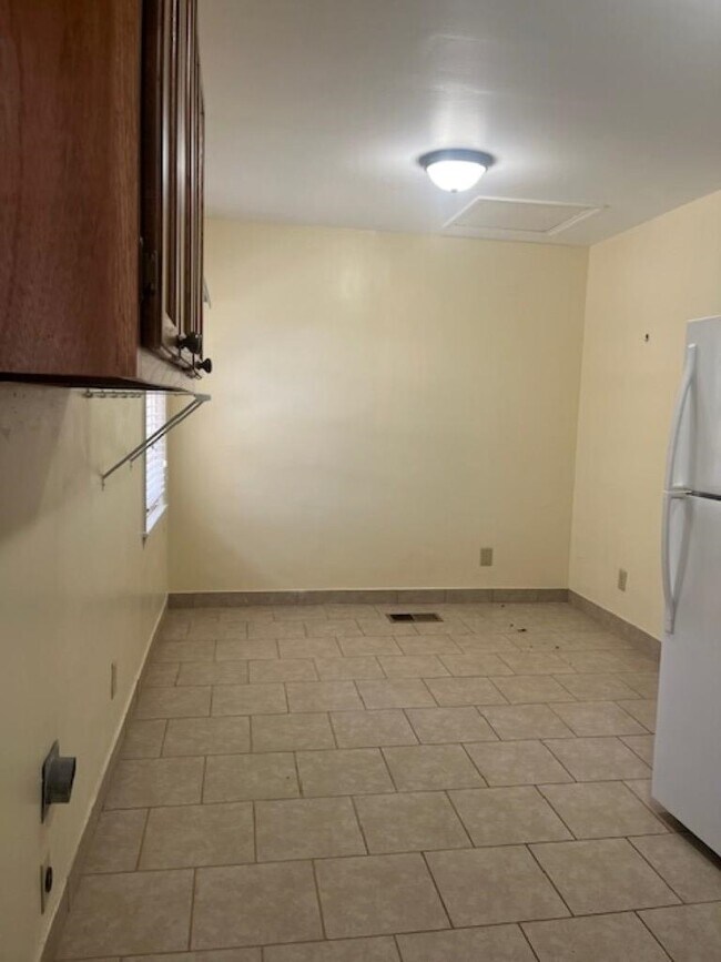 Building Photo - 1022 S White Station Rd