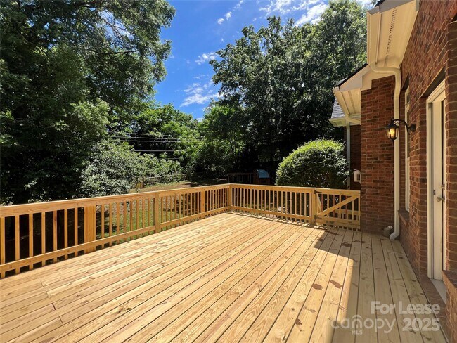Building Photo - 811 Deercross Ln