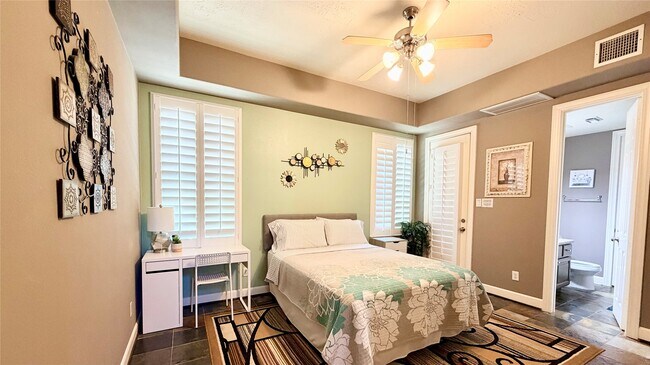 Building Photo - 1013 Gross St