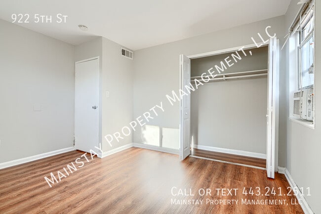 Building Photo - 922 5th St