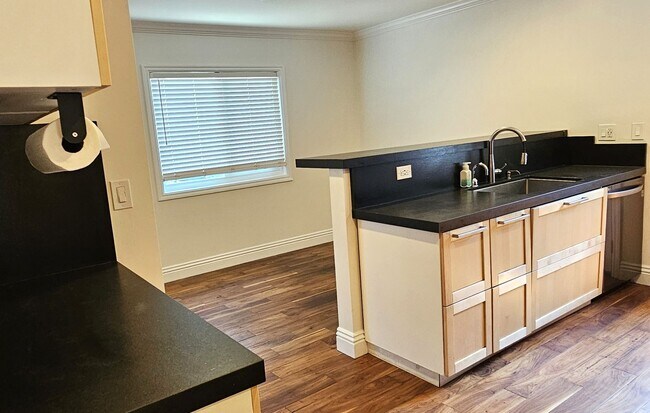 Building Photo - Gorgeous Remodeled 2 Bedrooms, 1 Bath Hous...