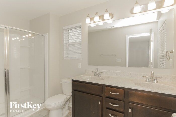 Building Photo - 10226 Holly Park Dr