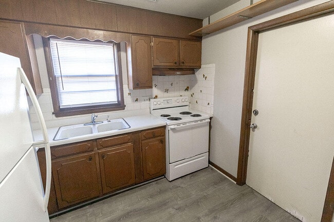 Building Photo - 1804 Sylvan Ln