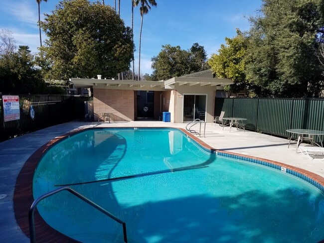 Building Photo - M/I Bonus! Nice Townhouse in Gated Complex...