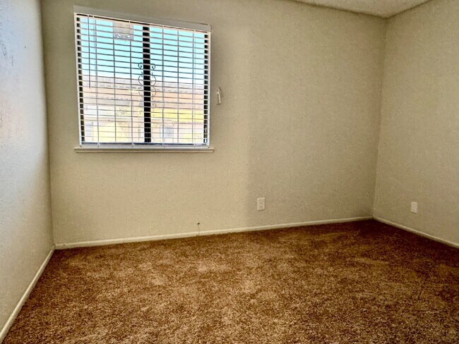 Building Photo - 2BR condo convenient location