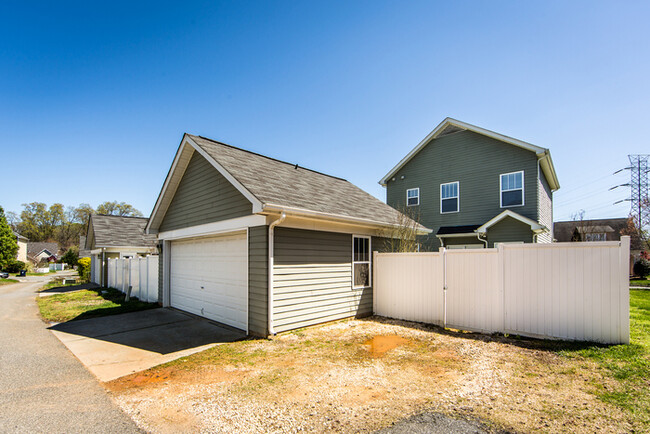 Building Photo - Charming 3BD/2.5BA Home w/ Rocking Chair F...