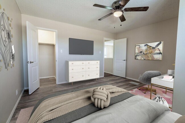 Building Photo - Updated 3-Bedroom Townhome with First-Floor Primary Suite