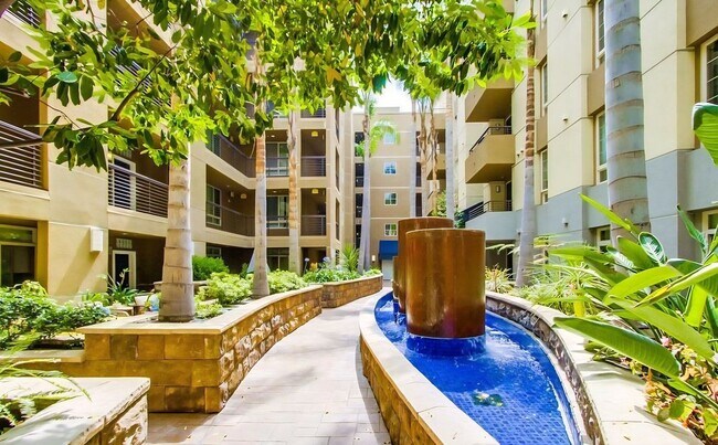 Building Photo - Beautiful & Spacious 2BD/2BA Condo - Central A/C & Heat, Washer/Dryer - Underground Parking - Gat...