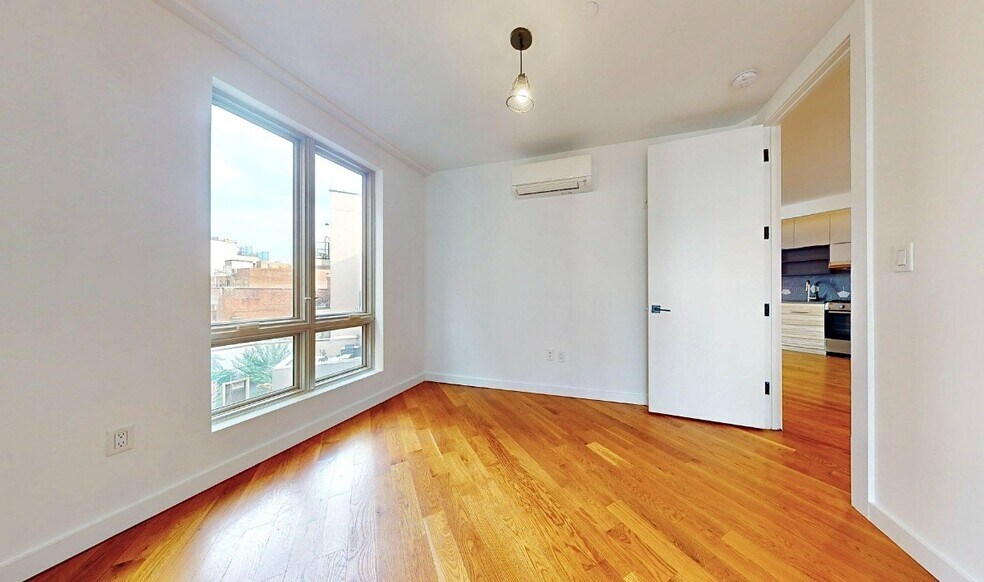 Building Photo - Myrtle Avenue