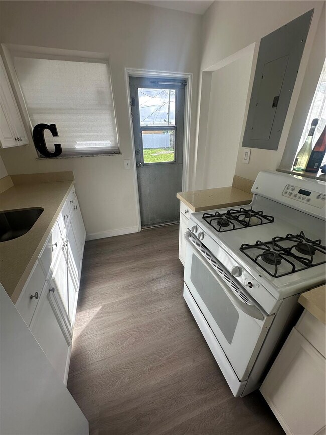 Building Photo - 1834 Fletcher St