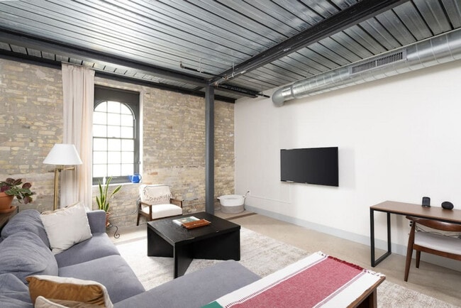 Building Photo - 1009 W Juneau Ave