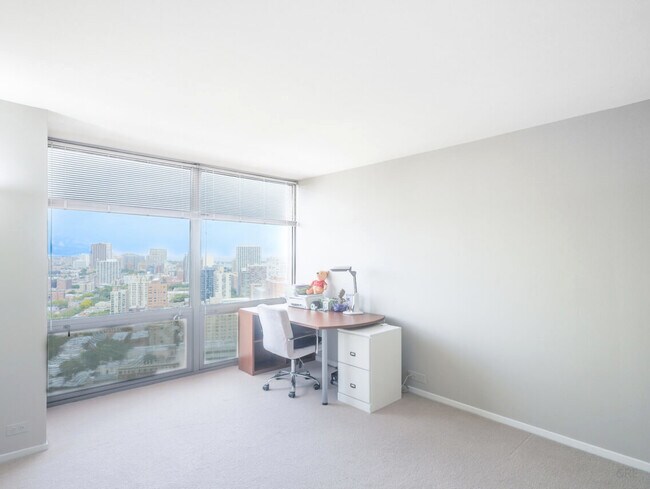 Building Photo - 2650 N Lakeview Ave