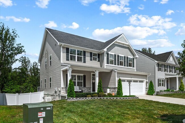 Building Photo - Like new Home!