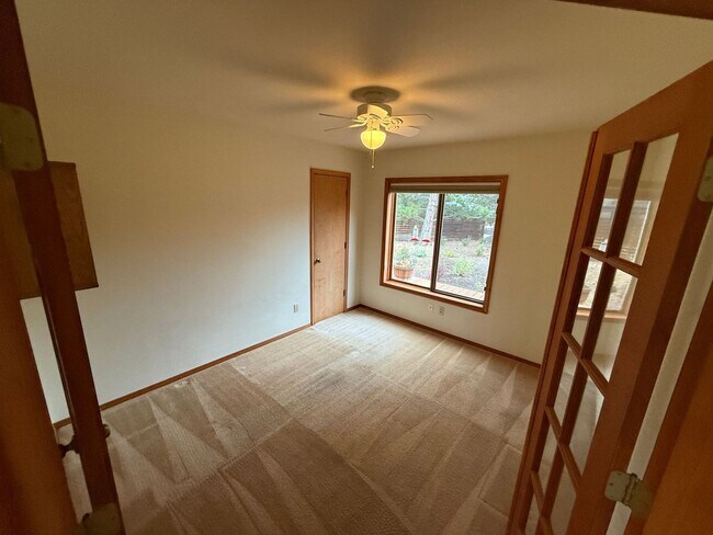 Building Photo - County Setting in NW Bend - 3 Bedroom / 2 ...