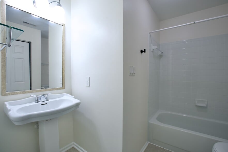 Building Photo - 2512 Cranbrook Ln