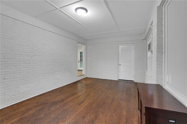 Building Photo - 2710 Dresden Dr