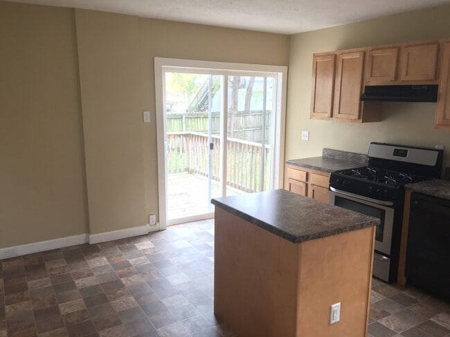 Building Photo - Amazing 3-Bedroom 1.5-Bath Home