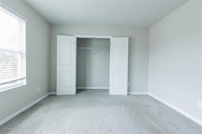 Building Photo - 9220 Golfview Cir