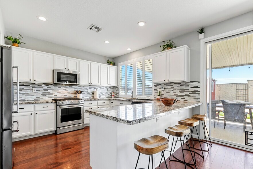 Kitchen - 5006 Rowe Dr