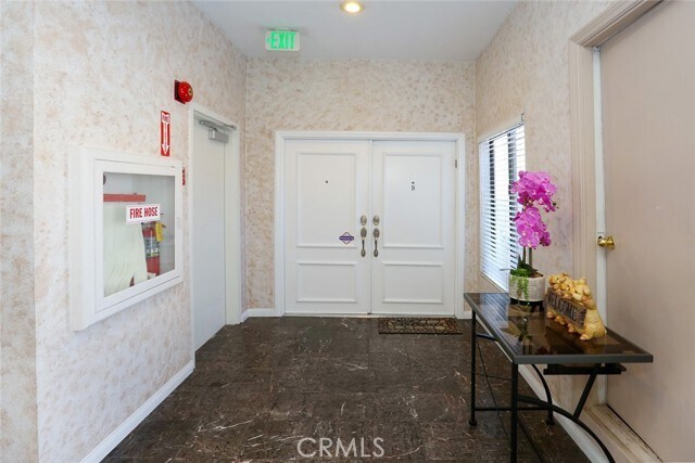 Building Photo - 1423 S Beverly Glen Blvd
