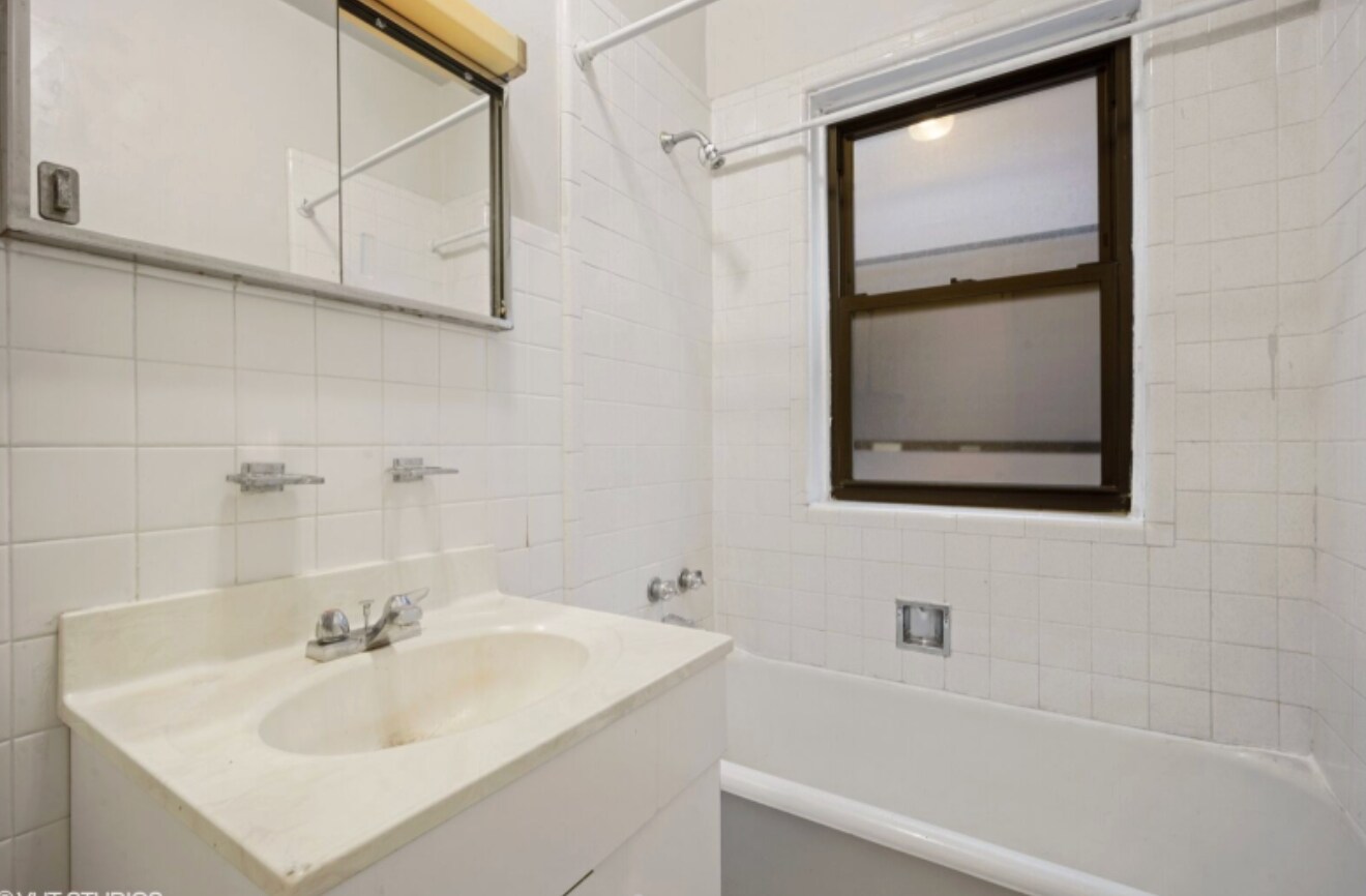 Building Photo - 1131 Oak Ave