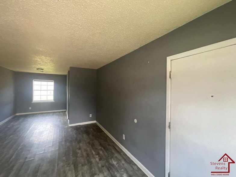 Building Photo - 411 Elm Ave