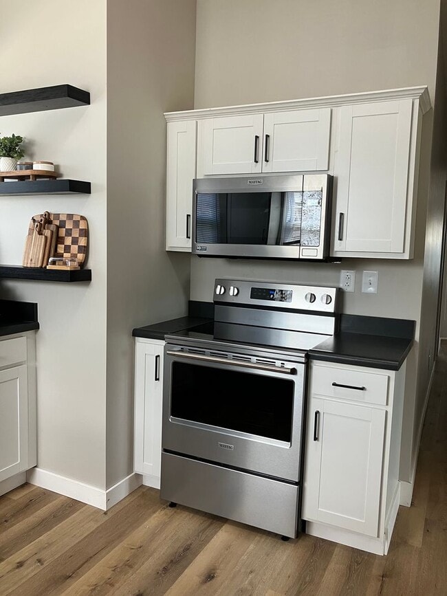 Building Photo - 1915 Poplar St