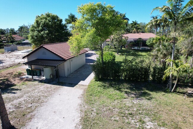 Building Photo - ** OAKES ESTATES ** 4 BED + DEN / 3.5 BATH...