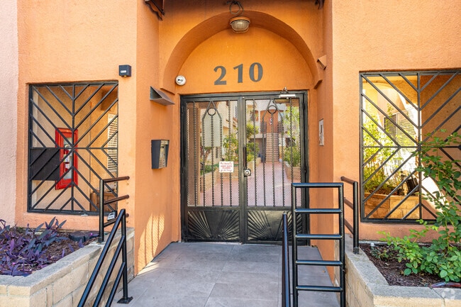 Building Photo - 210 Garfield