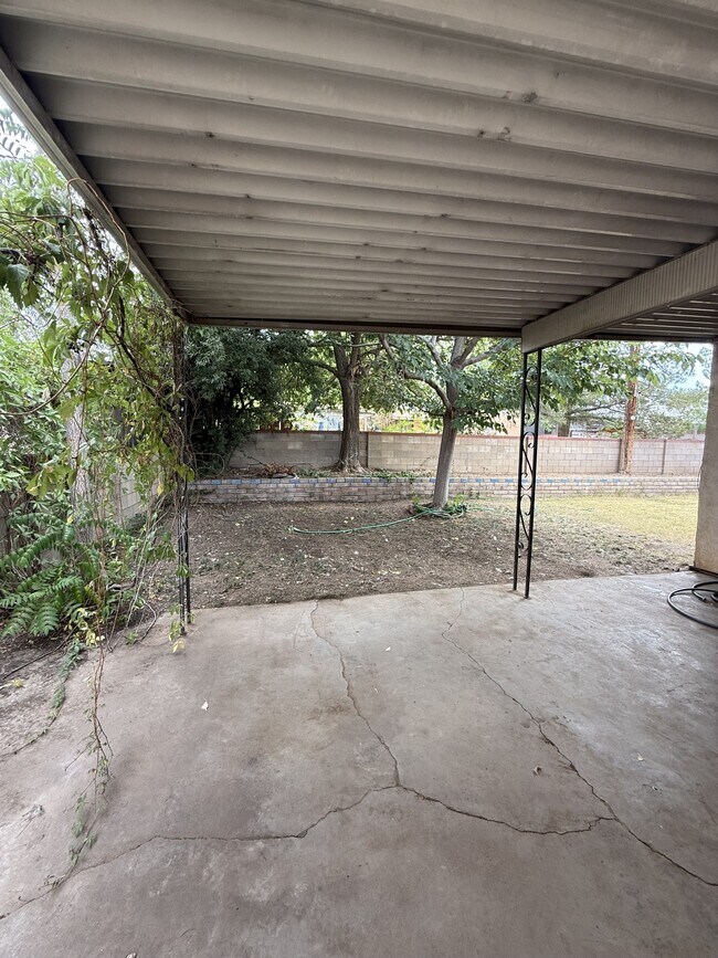 Building Photo - 1612 Hendola Dr NE