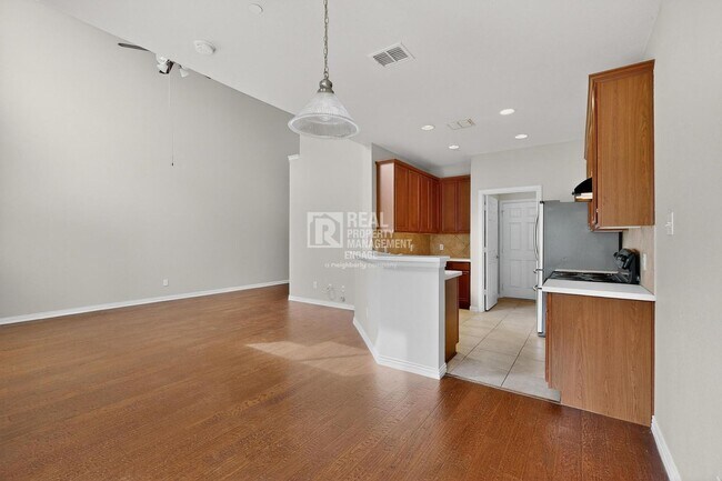 Building Photo - Modern Plano Townhome in Frisco ISD Available for Rent