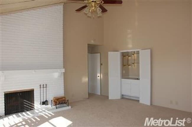 Building Photo - Home in The Bluffs overlooking American River