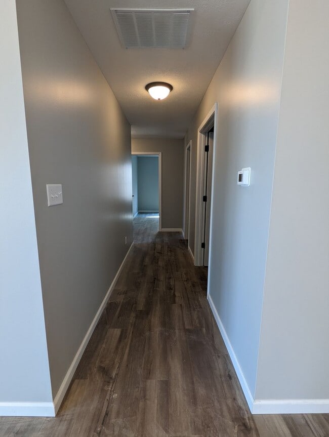 Building Photo - East Side Terre Haute - 5 Bedroom, 3 Baths, 2 Car Garage Home!