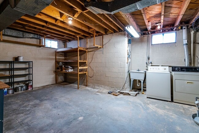 Building Photo - Gorgeous 4 Bed 3 Bath Brick Home In Serene Hollindale