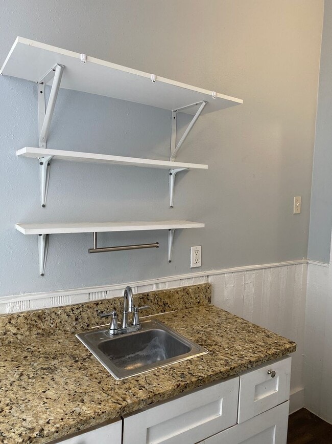 Building Photo - Vintage 1-Bedroom Near The Pearl