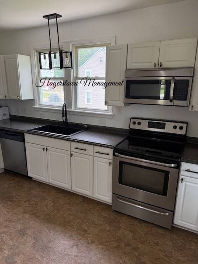 Building Photo - 3 BR W Oak Ridge Dr
