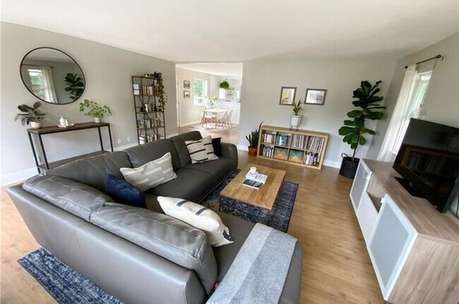 Building Photo - Charming 2 Bed 1 Bath in Hillman City!