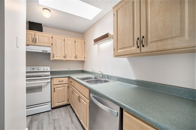 Building Photo - Beautifully Updated Condo In Desirable South East Denver Neighborhood