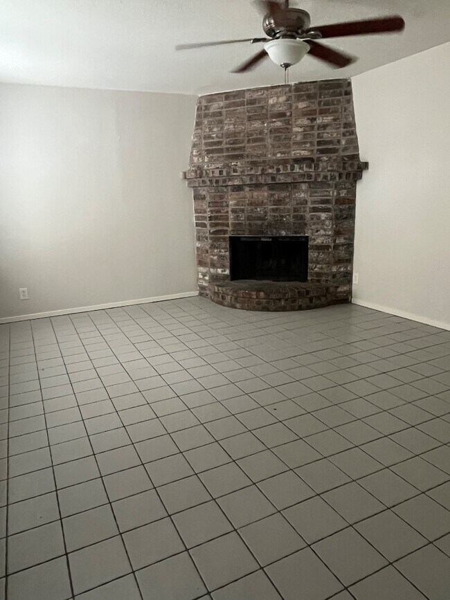 Building Photo - 2601 Treasure Hills Blvd