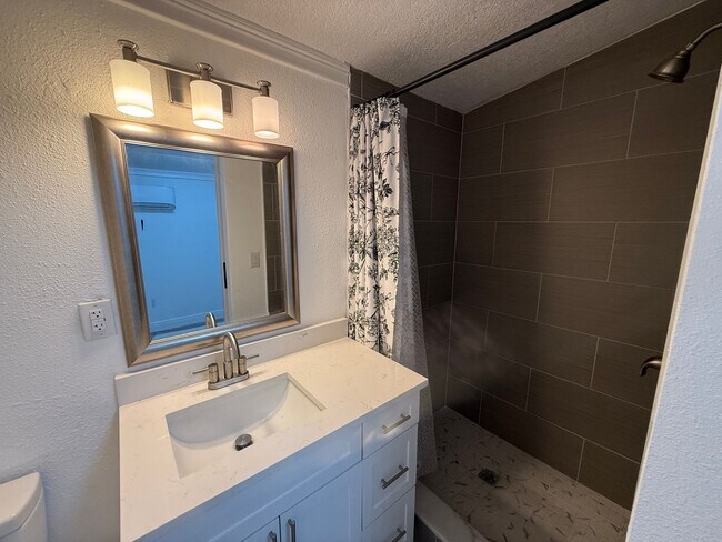 Building Photo - Charming 4-Bed Home with Bonus Room in Tampa! Landscaping/Utilities Included. Available Now!!