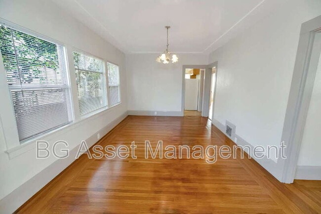 Building Photo - 3808 Lakeshore Ave